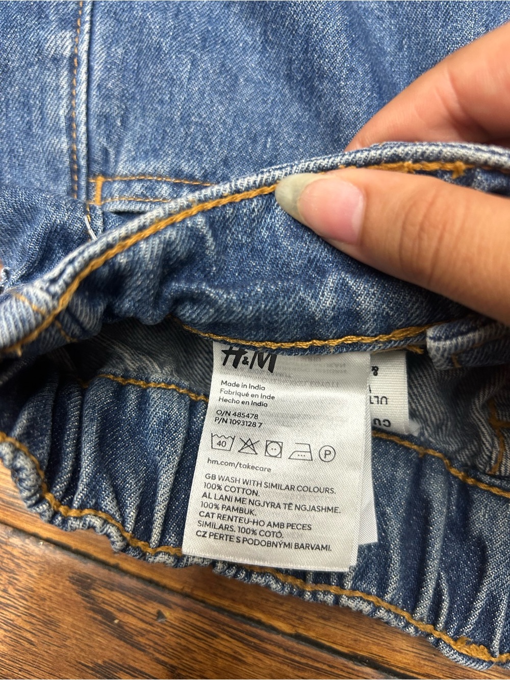 H&M Curvy Fit Wide Ultra High-Waisted Jeans - Picture 3 of 6